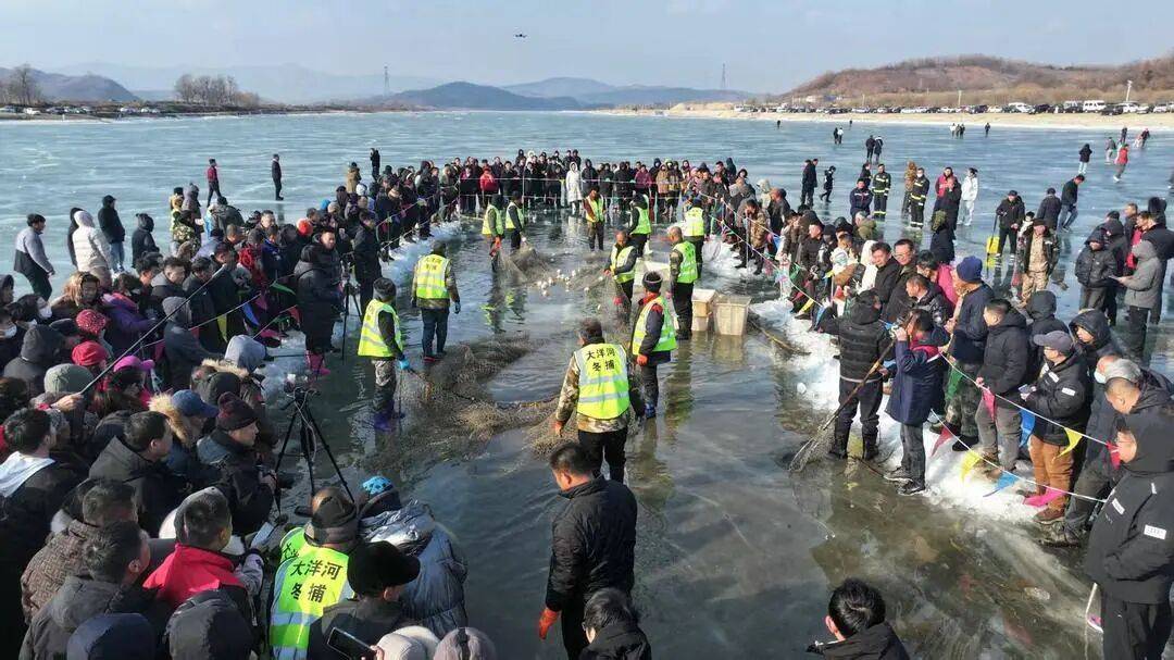 头鱼吃大席|数九冬韵 乐购辽宁不朽情缘平台冬捕号子喊你来抱(图2) 头鱼吃大席|数九冬韵 乐购辽宁不朽情缘平台冬捕号子喊你来抱(图2)